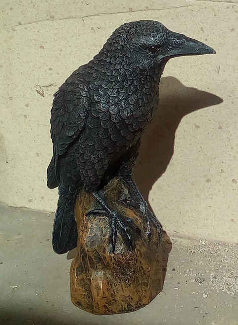 A Raven Familiar Statue.