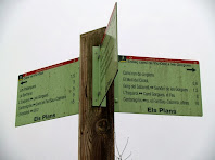 Indicador a la zona dels Plans, separació del Camí Ral d'Olot i el Sender de les Gorgues Indicador a la zona dels Plans, separació del Camí Ral d'Olot i el Sender de les Gorgues
