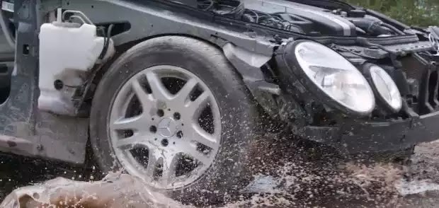 Δείτε σε αργή κίνηση, τι ζόρι τραβάει το αυτοκίνητο στις λακκούβες (βίντεο) Δείτε σε αργή κίνηση, τι ζόρι τραβάει το αυτοκίνητο στις λακκούβες (βίντεο)