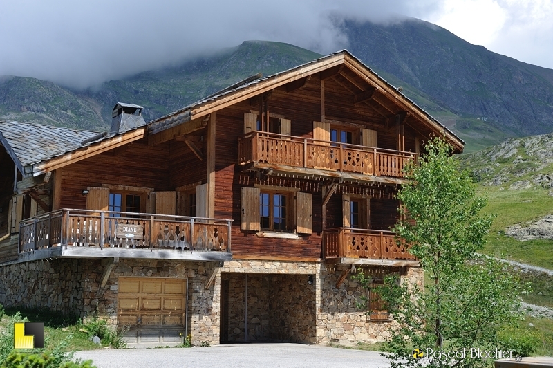 location à l'alpe d'huez les chalets de l'altiport photo pascal blachier chalet à louer l'alpes d'huez photo blachier pascal