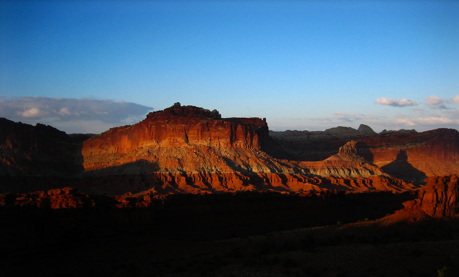 http://4.bp.blogspot.com/-p8Nbf9JeiUc/TfDOqbBXMTI/AAAAAAAABzU/oOcA4ADxczs/s1600/CapitolReefWallpaper.jpg