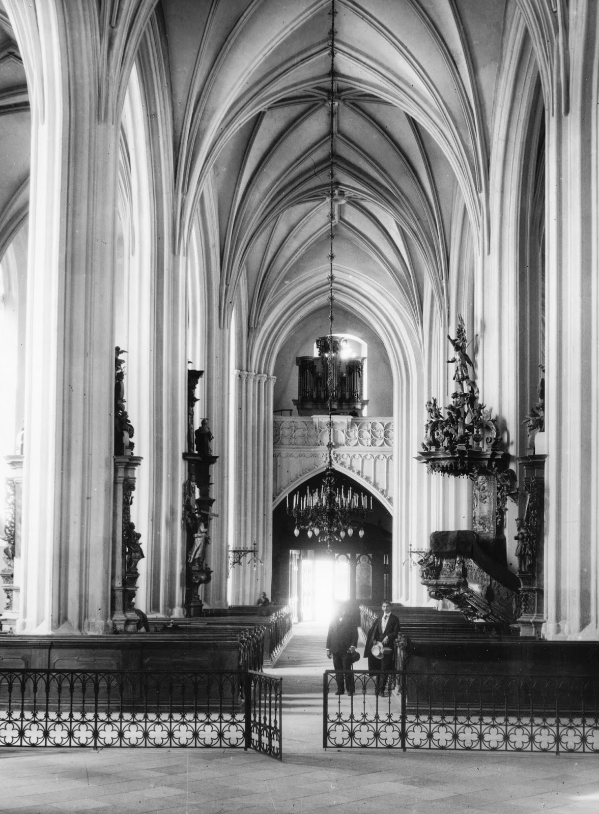 Szent Mihály-templom. Fotó: Fortepan novella, Kolozsvár, Mátyás király, New York kávéház, Házsongárdi temető, Botanikus kert,