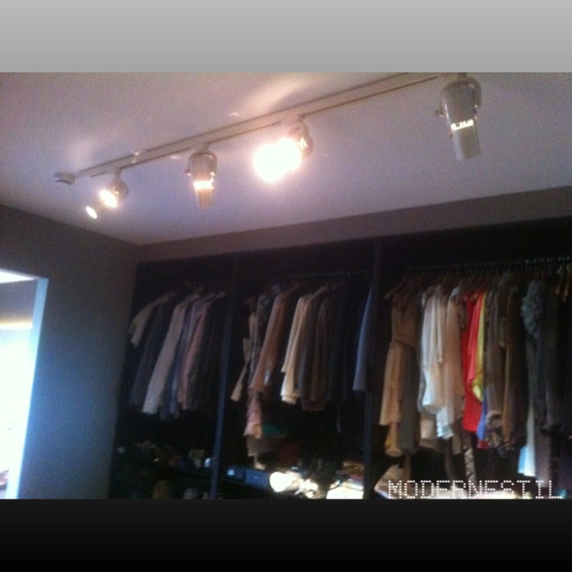 Modernestil: walk in closet