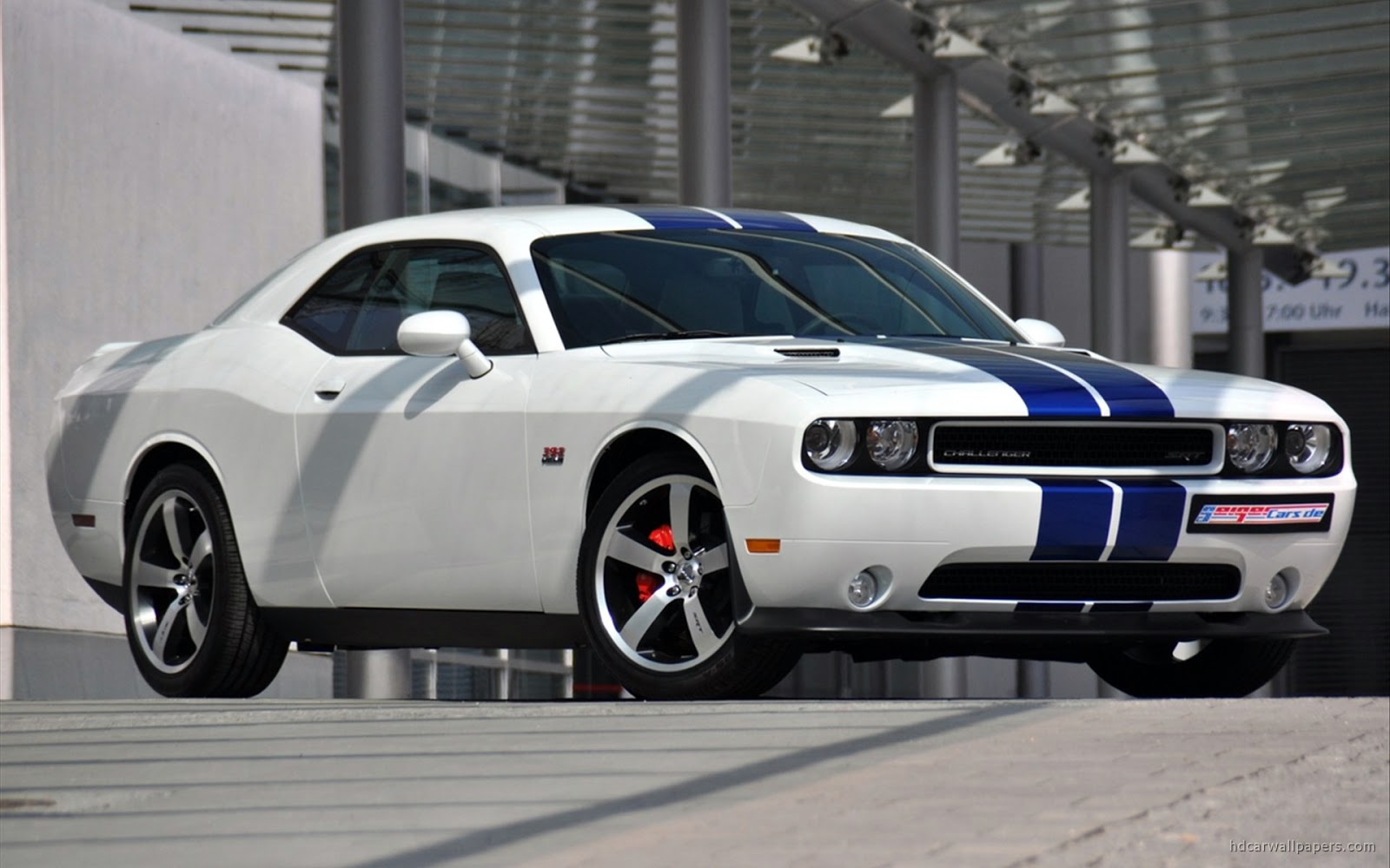 http://4.bp.blogspot.com/-p9-YOf-ggCc/UMSv1vdcv-I/AAAAAAAANSY/RexEhBTCKVM/s1600/2011_dodge_challenger_srt8-wide.jpg