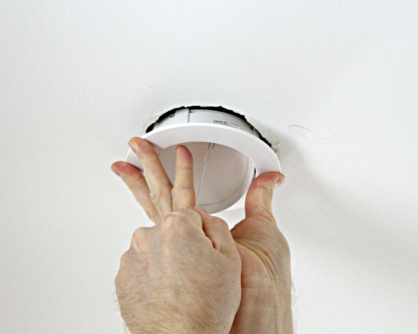 How to Update Pot Lights without Replacing the Can Dans le Lakehouse