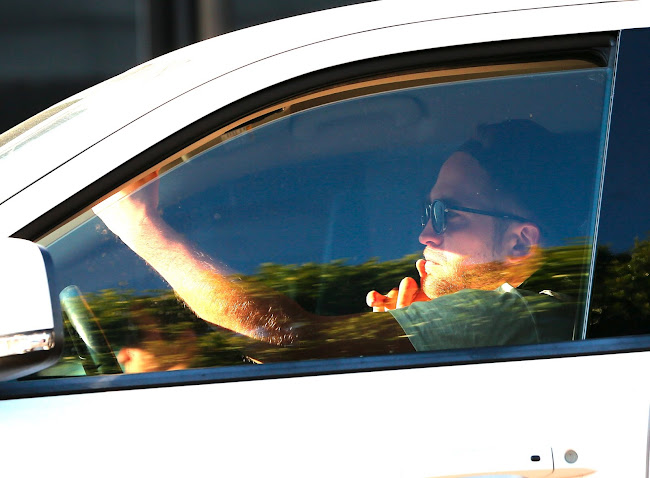 6 Agosto - Nuevas imágenes de Rob conduciendo en LA, ahora en HQ!!!  PATTINSONLIFE08052013+(14)