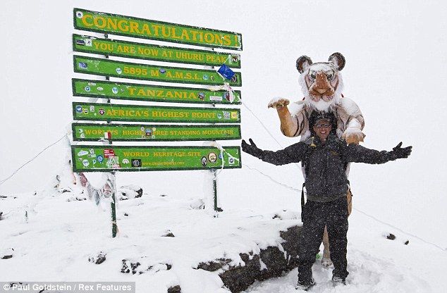 Wow !! Pria Ini Naik Gunung Dengan Menggendong Harimau !! [ www.BlogApaAja.com ]