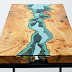 Những chiếc bàn gỗ kính với mặt bàn được tạo hình như dòng sông