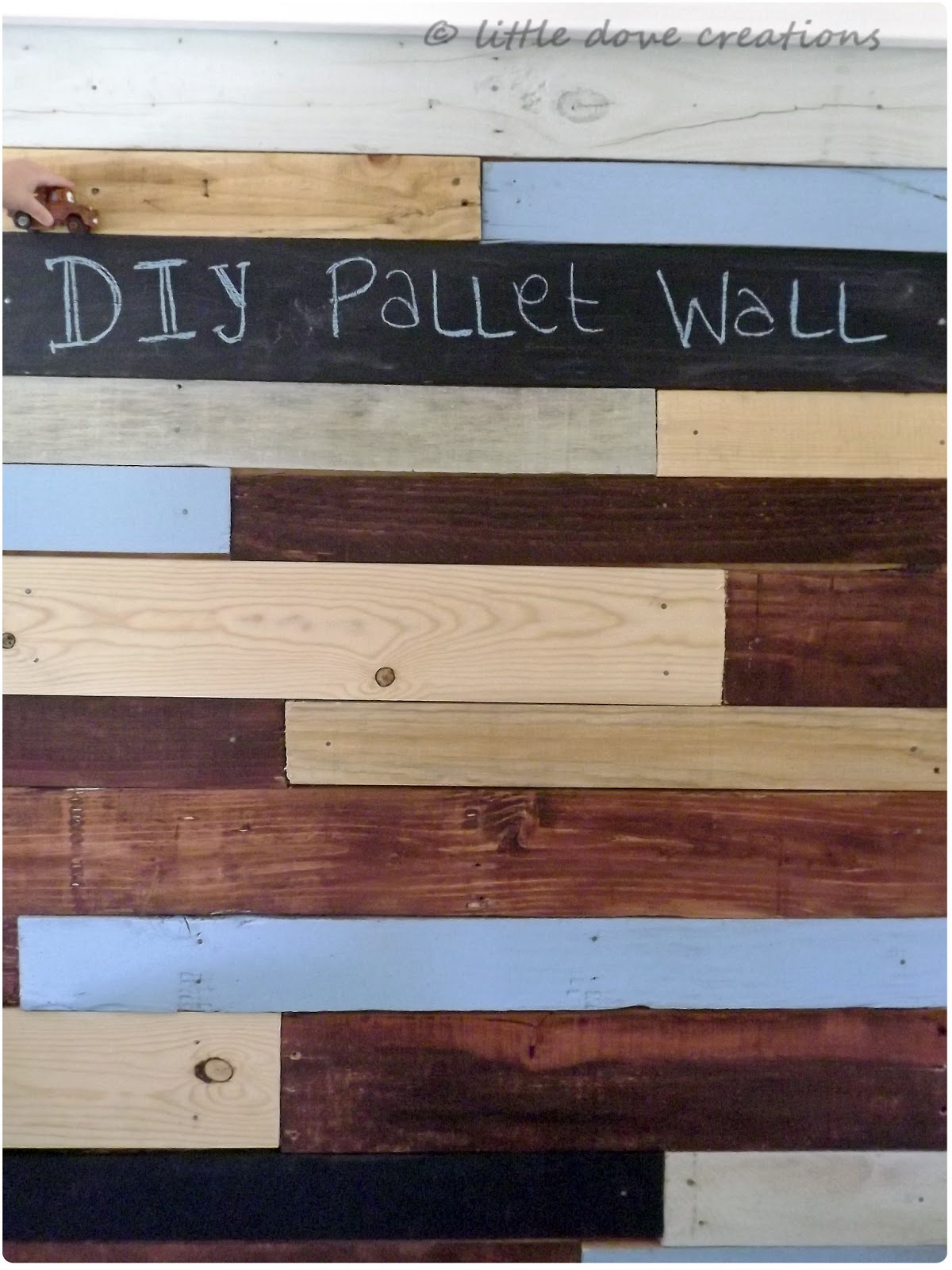 Little Dove Creations diy pallet wall