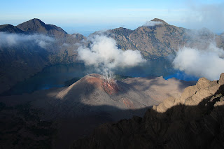 rinjani trekking program, sembalun route, segara anak lake, crater rim, summit, volcano view