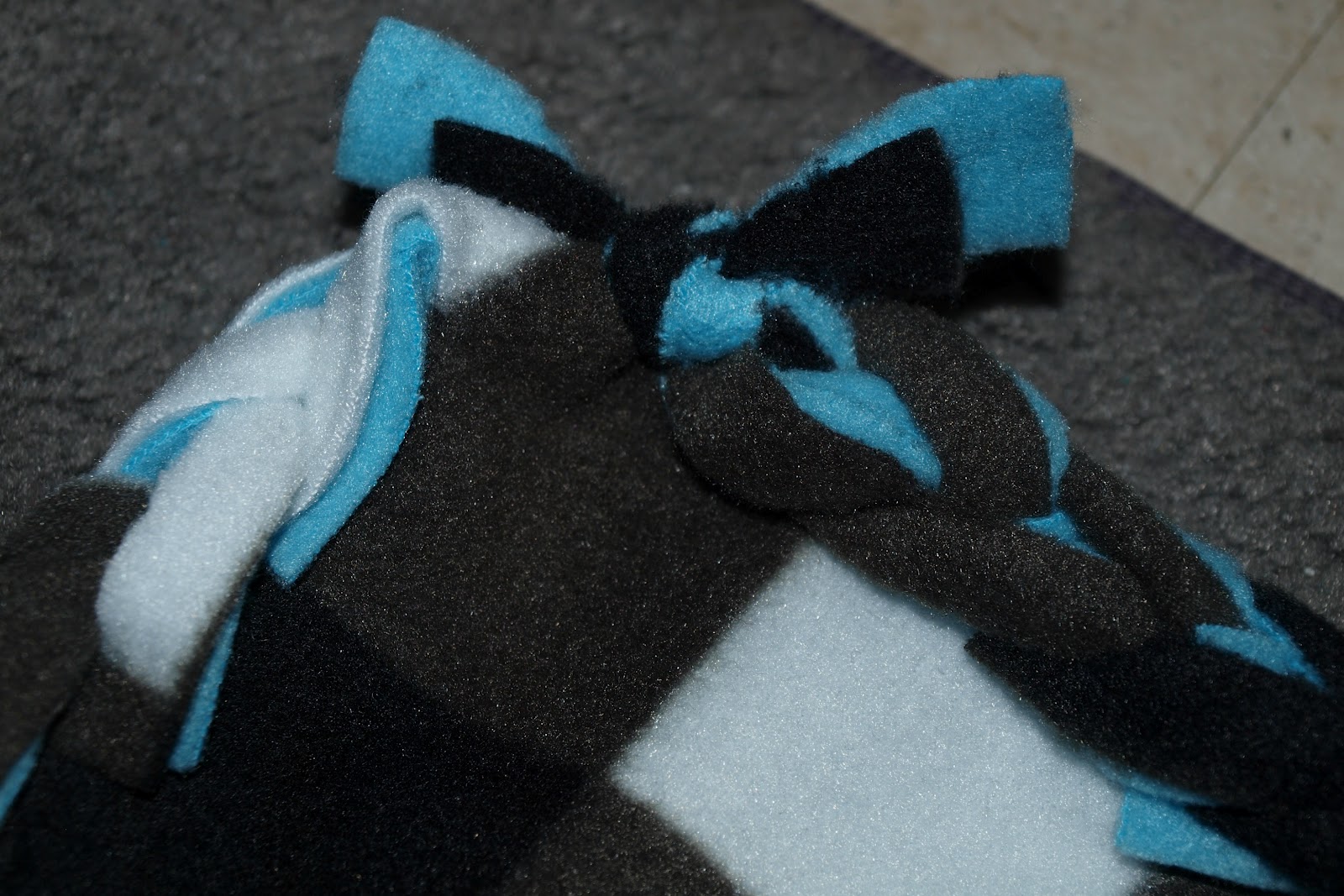 Elemental Carbon: Fleece Blanket with Crocheted Edge // DIY