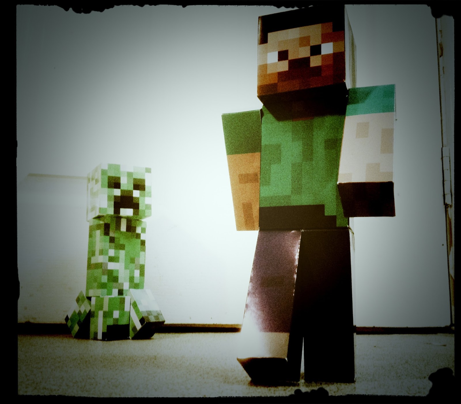 http://4.bp.blogspot.com/-pEc4WmaeCoQ/UWEsGJq890I/AAAAAAAAF_0/fdSamWMVHVg/s1600/minecraft-steve-creeper.jpg