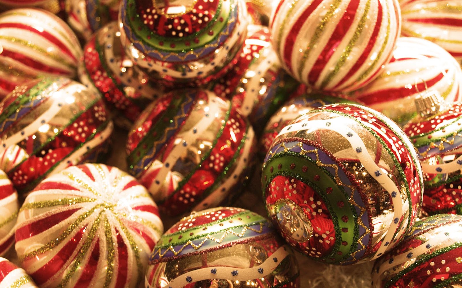 http://4.bp.blogspot.com/-pFCuYPvIME0/UFoWYfbzO3I/AAAAAAAACs0/jUVTUxK37JQ/s1600/hd-gekleurde-kerstballen-achtergrond-hd-kerst-wallpaper-foto.jpg