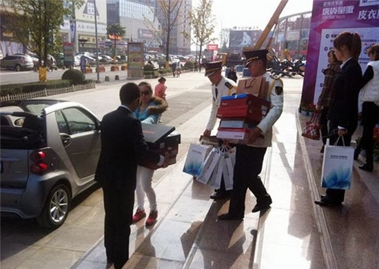 Mua 100 đôi giày để trà thù tình