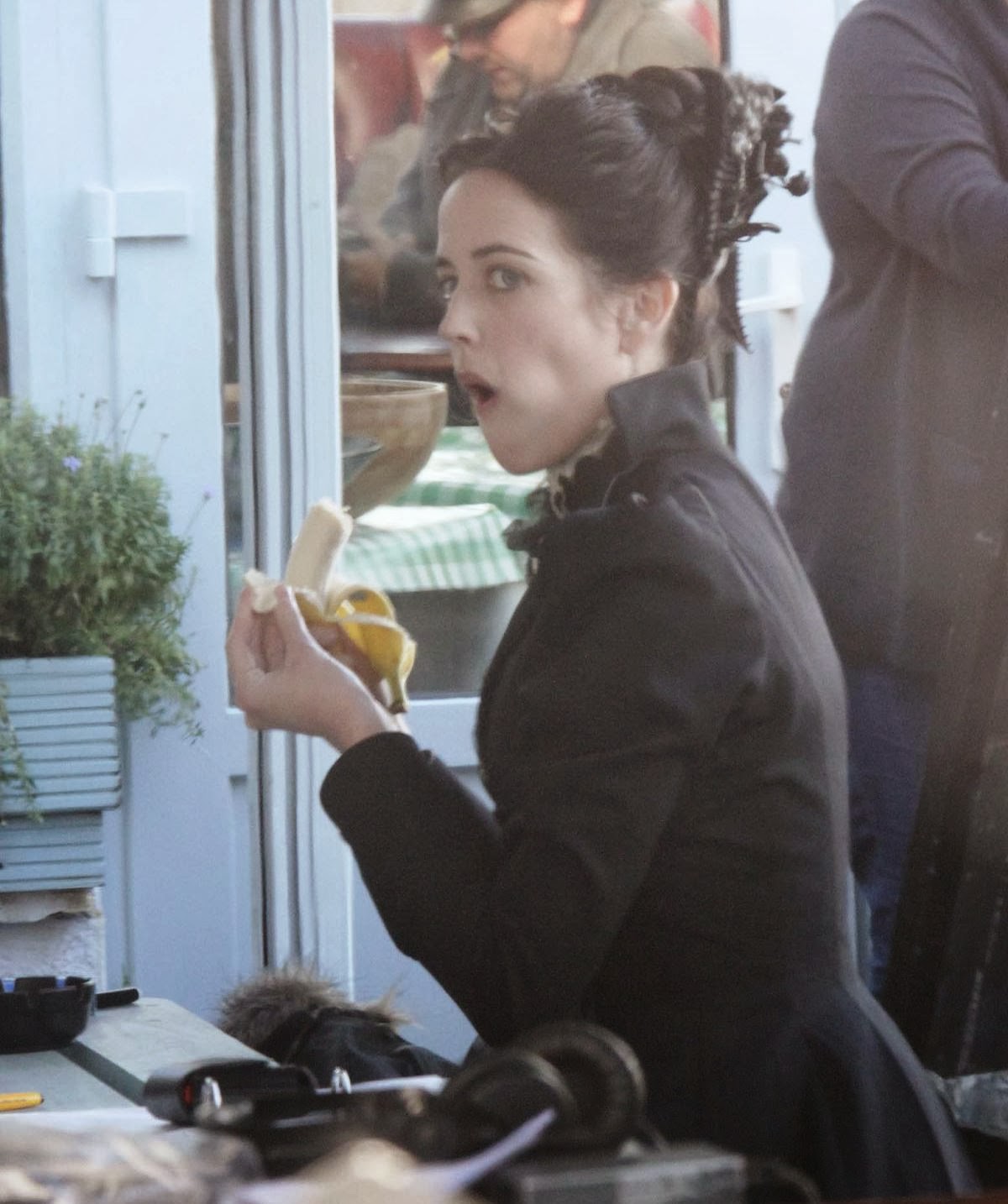 http://4.bp.blogspot.com/-pIGHlCNckZw/Ut2KXC5Wy9I/AAAAAAAAQgs/Ny3dqB71Q3c/s1600/eva-green-on-the-set-of-penny-dreadful-in-ireland_2.jpg