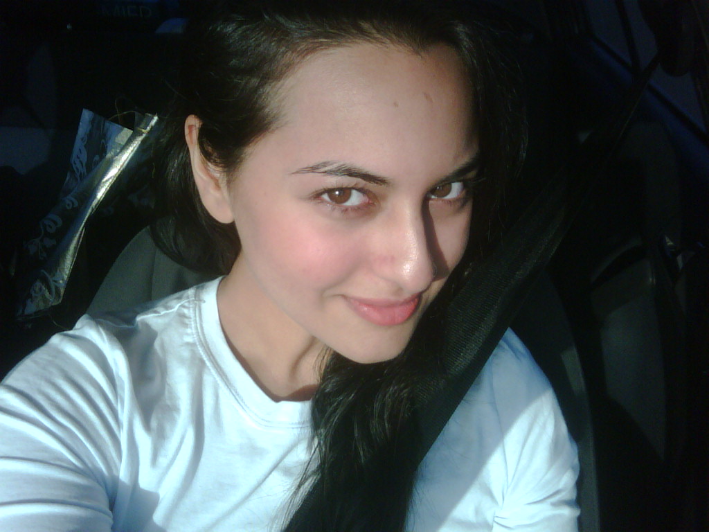 http://4.bp.blogspot.com/-pKX4D5-1ZqQ/UDiBURXSPtI/AAAAAAAAAGo/tmpkxp9_6C8/s1600/Sonakshi+Sinha+(3).jpg