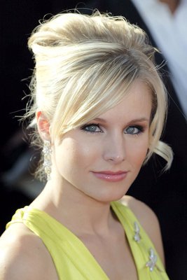 Extream Fashion Kristen Bell Hair Updo You Ll See Here That As With Bad Bridesmaid Hair Kristen S Has Been Swept Into A High M Of Hairpinned Curls Yet It Not Too Bulbous