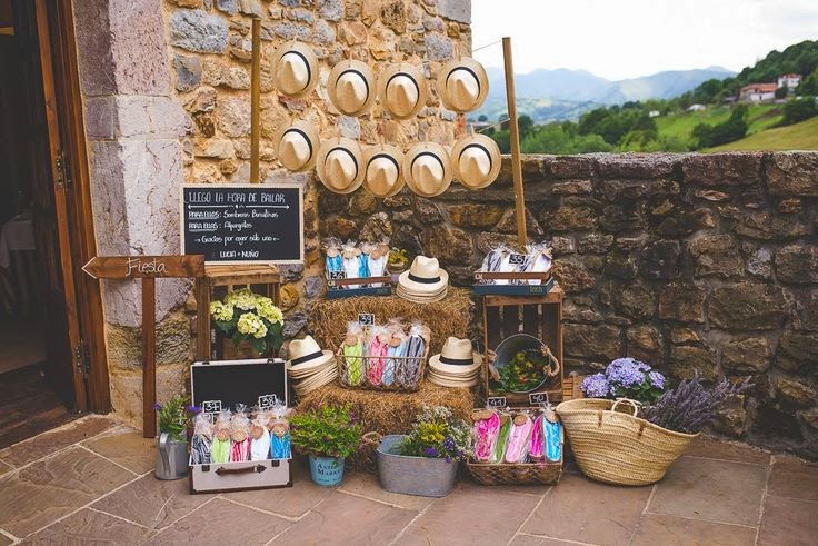 También es muy fácil encontrarlas podéis ir a tiendas especializadas, a multitiendas de regalos para bodas por internet o en grandes almacenes,