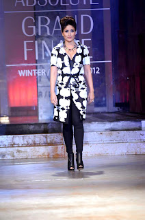 Kareena Kapoor walks on the Ramp at Lakme Fashion Week 2012 grand finale