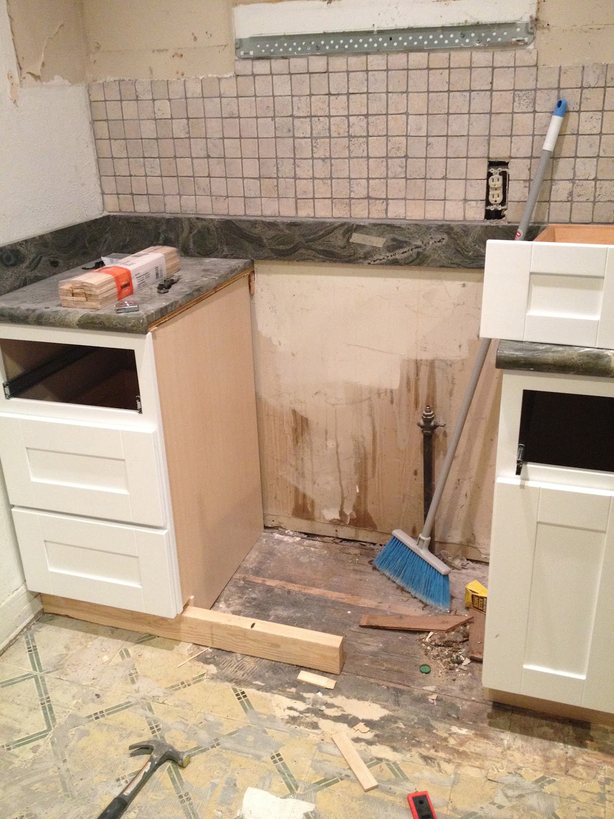 Kitchen cabinet crown moulding Posted by Chris Barngrover at 10:00 PM