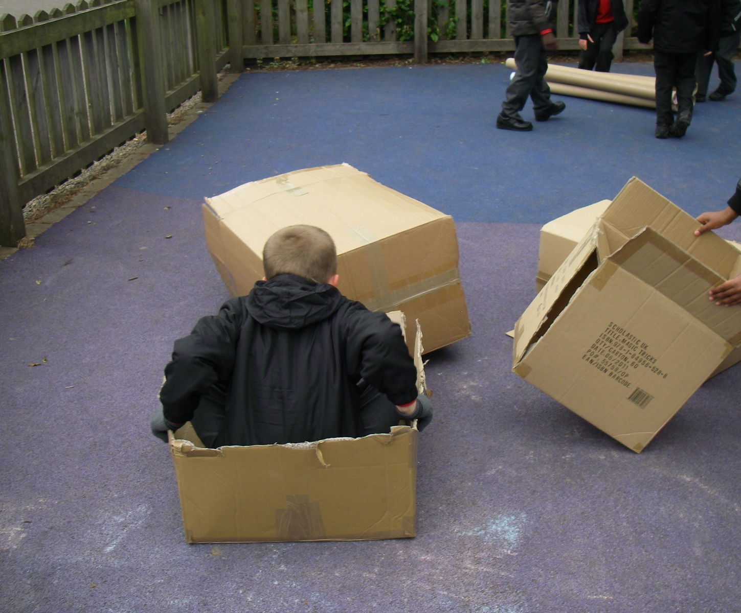 Find us outside! Free play with cardboard boxes and cardboard tubes