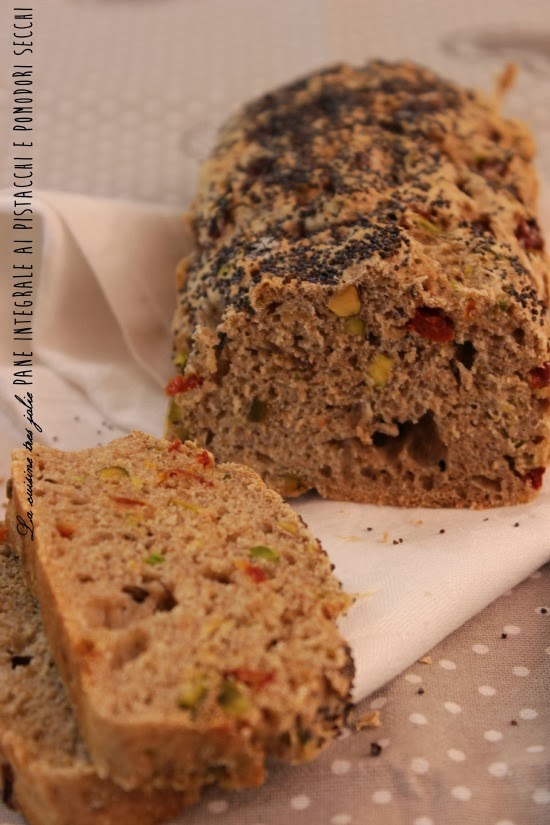pane integrale ai pistacchi e pomodori secchi
