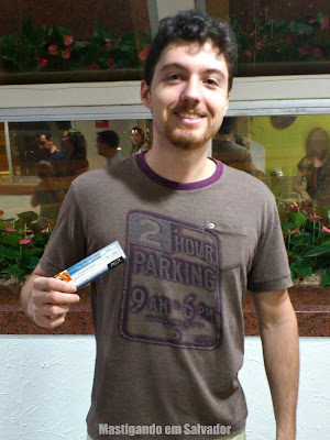 Felipe Espozel com o voucher da Sussa Forneria