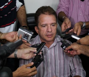 Assessoria de Nabor Wanderley explica participação do prefeito em "enterro da Galinha" em Patos - PB. Confira! Assessoria de Nabor Wanderley explica participação do prefeito em "enterro da Galinha" em Patos - PB. Confira!