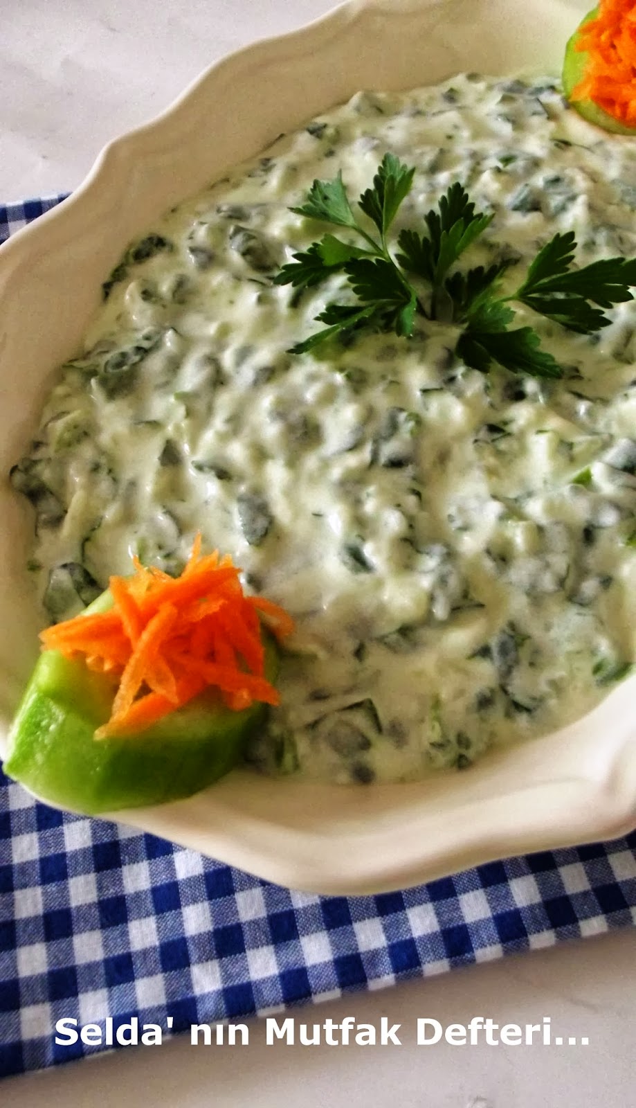 Yoğurtlu Ispanak Salatası Yoğurtlu Ispanak Salatası