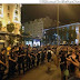 España: Antidisturbios se quitan los cascos para unirse a los manifestantes.