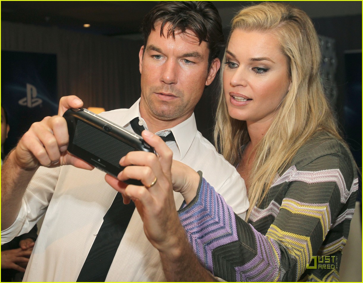 http://4.bp.blogspot.com/-pQJstVvpGQQ/TfYU5gP1nUI/AAAAAAAABk0/uVDqrm_m_B8/s1600/joe+manganiello+rebecca+romijn+playstation+preview+03.jpeg