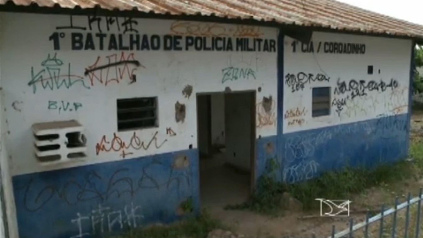 O Blog Fiel aos Fatos TRAFICANTES EXPULSAM A POLÍCIA E FAMÍLIAS EM