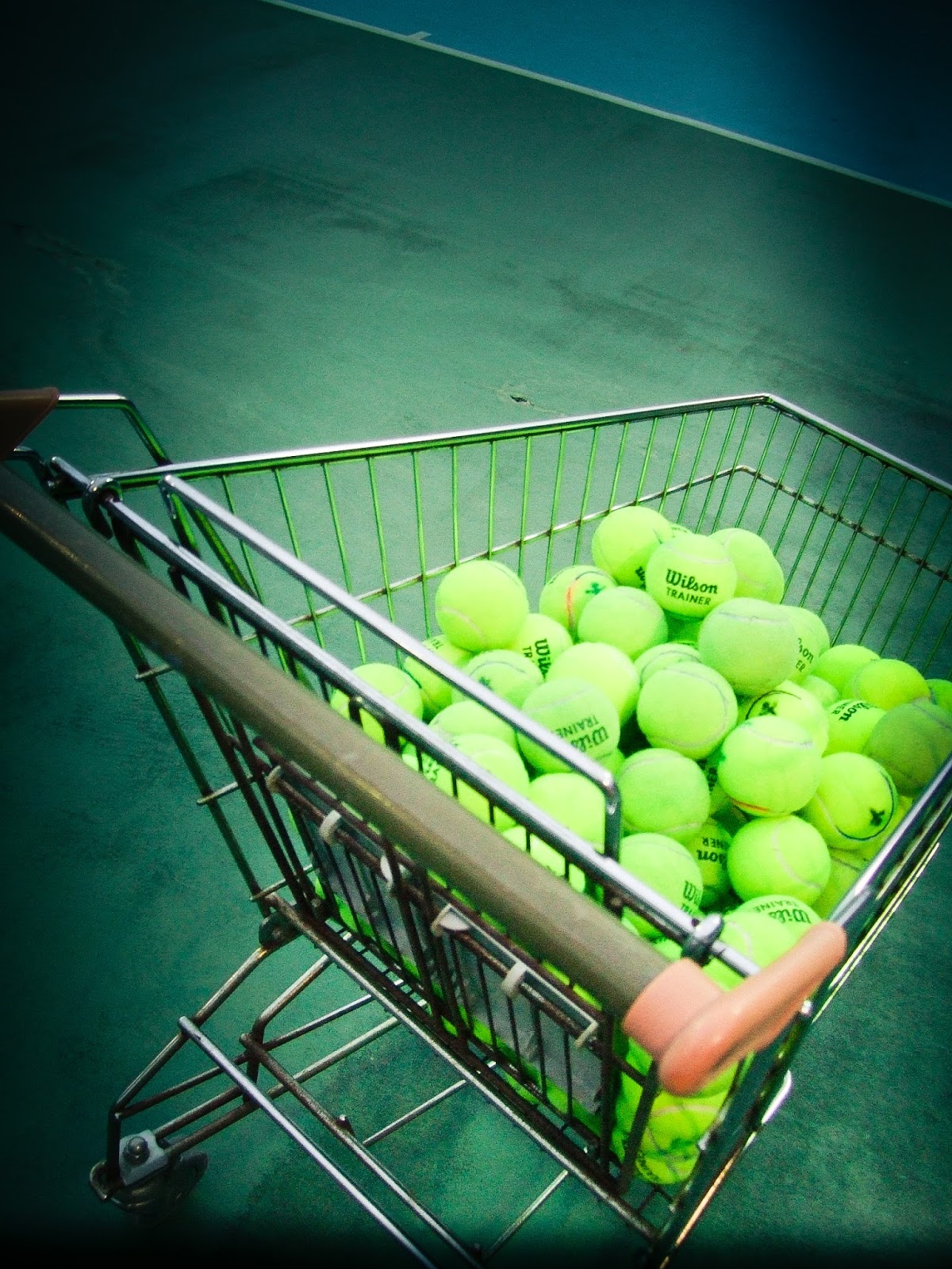 網球場的路上。KC Loves Tennis 網球的顏色 Tennis ball colour Pantone 803
