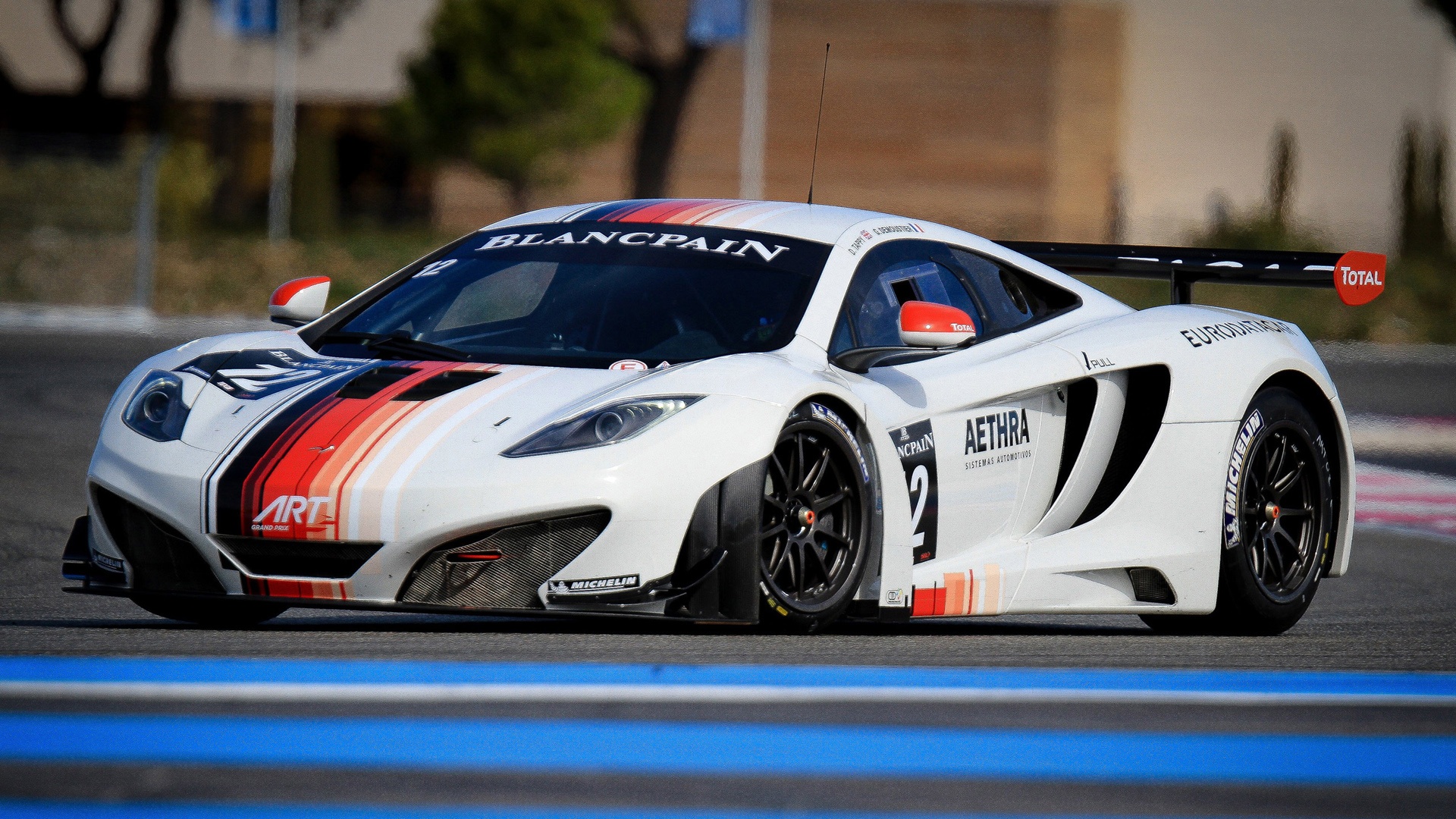 http://4.bp.blogspot.com/-pVUGyK8xfEQ/UNtC05ctiUI/AAAAAAAATPk/IBUGdvwDzgk/s0/White-color-McLaren-MP4-12C-GT3-Supercar-1920x1080.jpg