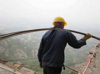 http://4.bp.blogspot.com/-pVzwRUC6sso/TgOGchbs3MI/AAAAAAACNUw/1tEWwcutF8M/s1600/Scariest_Job_16.jpg