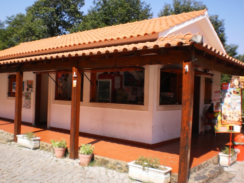 Café que explora a Praia Fluvial Ana de Aviz