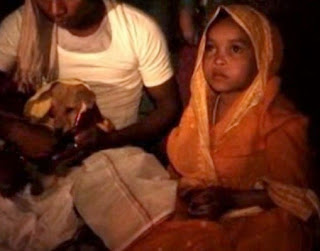 Menina de quatro anos é forçada a se casar com um cachorro para evitar maldição