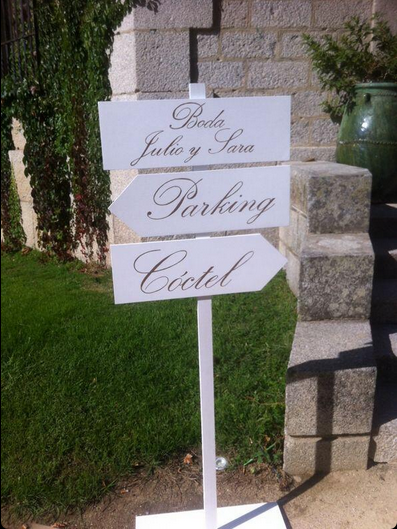 <Img src = "carteles boda señalizacion.png" alt = "cartel señalizador de madera para boda, nombre personalizado">