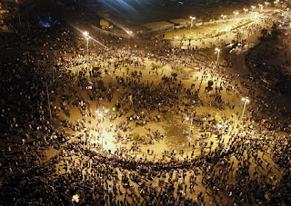 ليل التحرير: كر وفر وقنابل مسيلة للدموع وإسعاف رايح جاى وفلول وحرامية وبلاى ستيشن