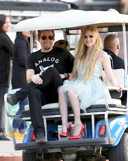 EXPOSTAS.com+Avril+Lavigne+2013-04-07+-+On+Set+of+her+new+Video+HERE'S+TO+NEVER+GROWING+UP+in+LA+(3).jpg