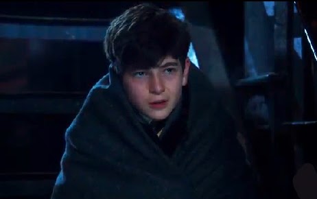 Gotham pilot Bruce Wayne parents murdererd wrapped in blanket photos David Mazouz screencaps
