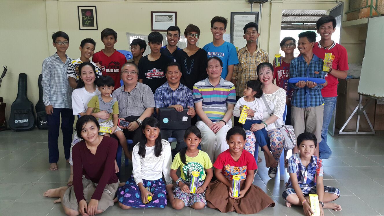 16/06/2016 Dr Mr and Mrs Ho students and orphanage