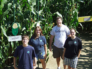 Dad & kids at a corn maze in Vermont