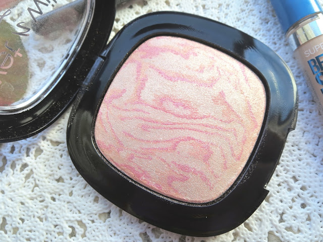 a picture of Wet n Wild Fergie Shimmer Palette in Rose Champagne Glow 