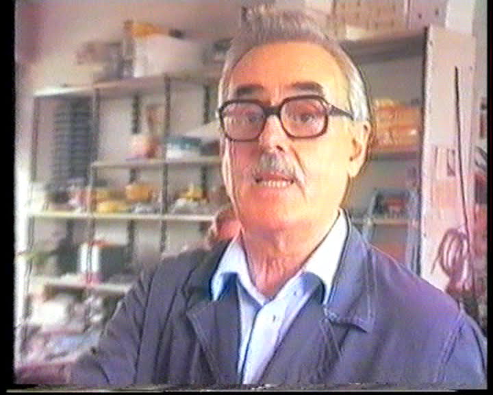 Carlo Narratone nel suo negozio di carburatori a Borgomanero il 7 luglio 1986