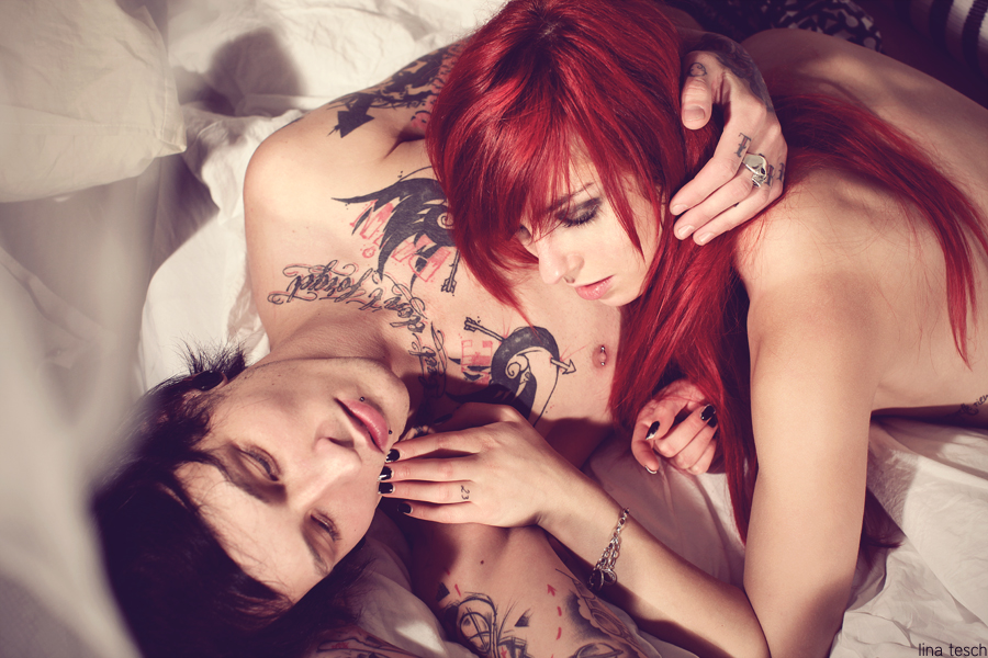 Нежный секс с рыжей подругой на белой кровати
