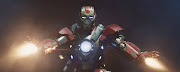 Tony Stark (Robert Downey Jr.) vuelve a ponerse la armadura de Iron Man tras . iron man 