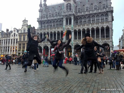 Jumping en la Grand Place de Bruselas Jumping en la Grand Place de Bruselas