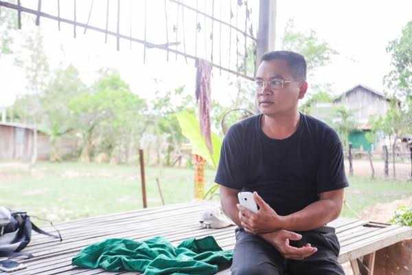 Keo Ratha waits at his home in Pursat province for a phone call to tell him the latest news on his court case against Thai seafood companies. KT/Mai Vireak