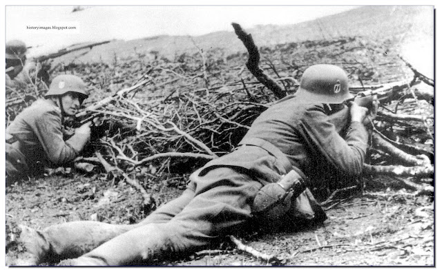 Waffen SS soldiers fighting outskirts  Pabianice